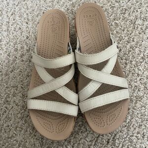 Crocs A-Leigh Leather Multi Strap Mini Wedge Comfort Sandals Women’s 8 Beige